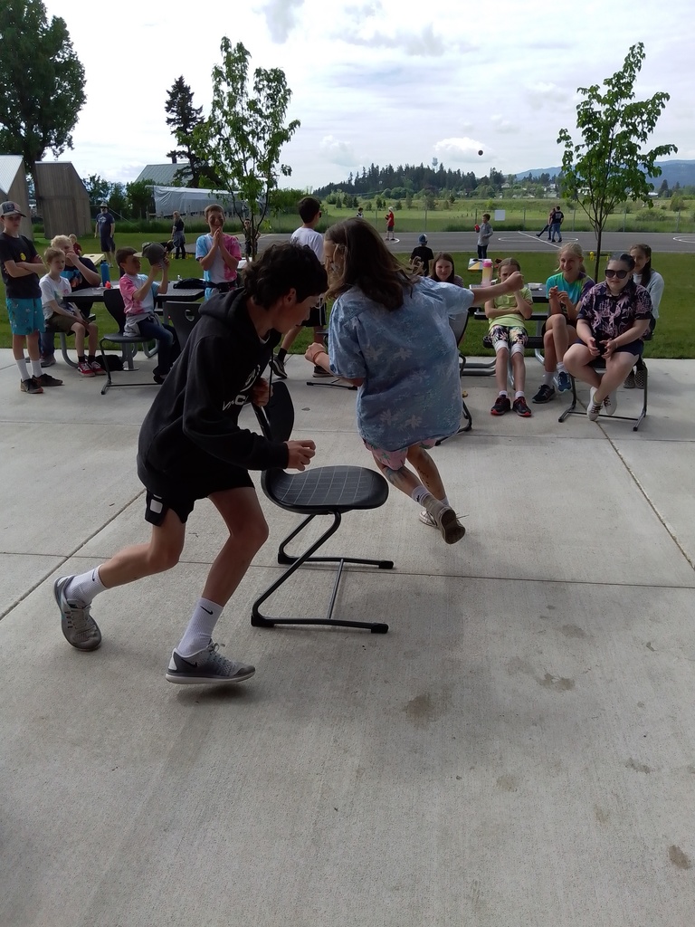 kids playing musical chairs
